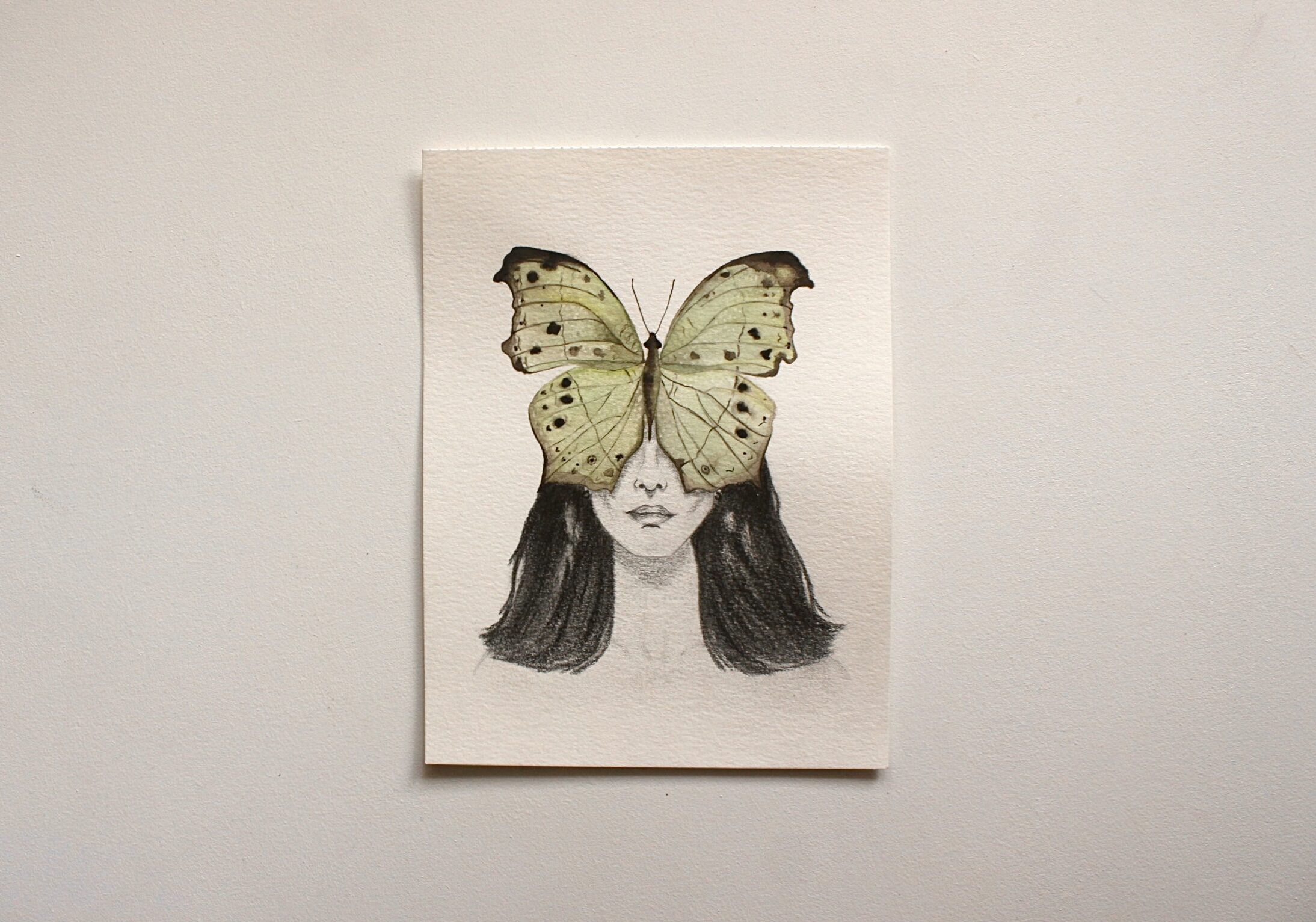 Ilustración de un rostro con alas de mariposa cubriendo los ojos