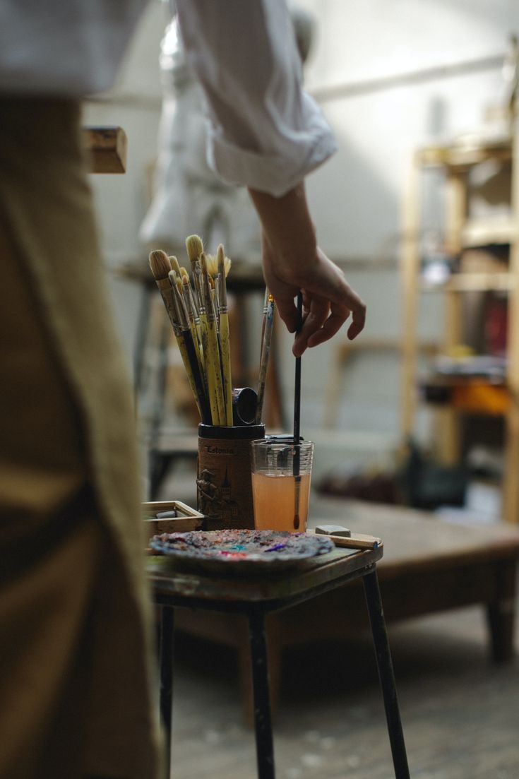 Detalle de pinceles y paleta de pintura en el estudio