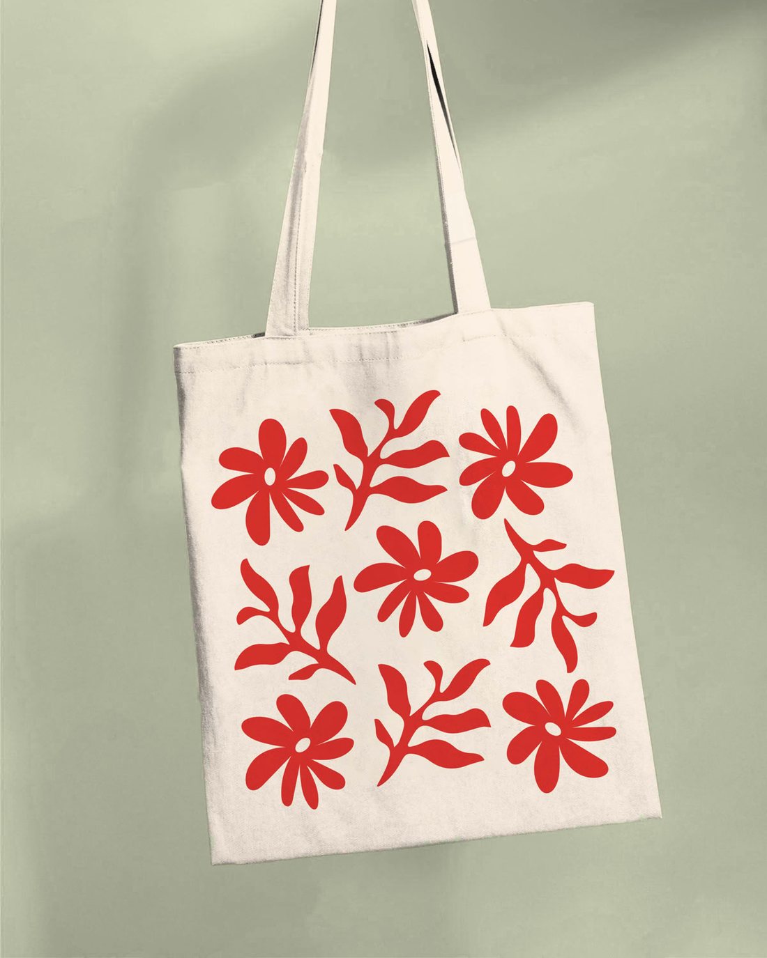 Bolsa de tela cruda pintada con flores rojas sobre un fondo verde salvia