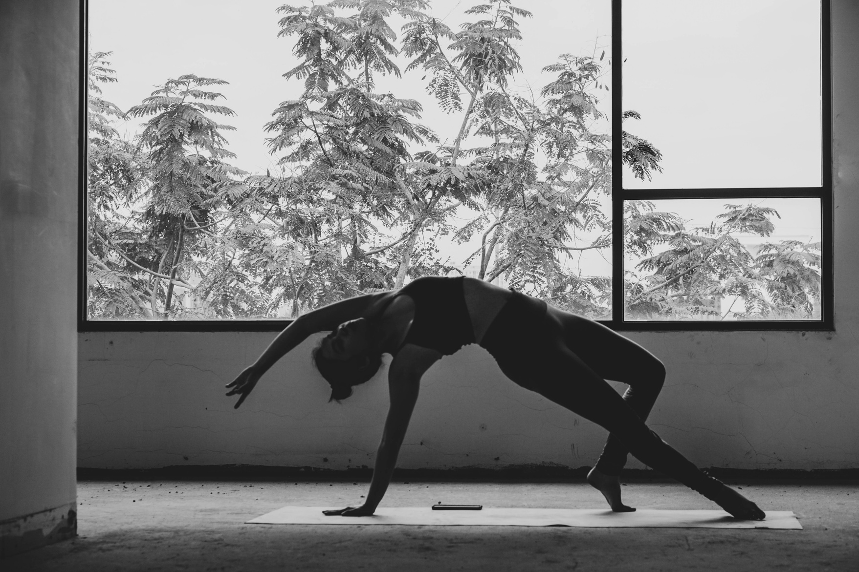 Figura en movimiento en blanco y negro dentro del estudio